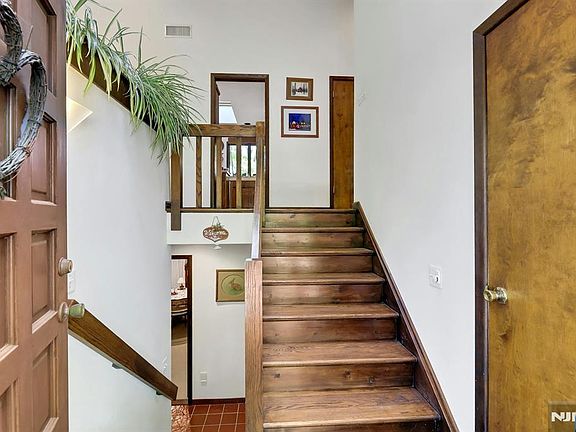 5th image of 17 Wescott St