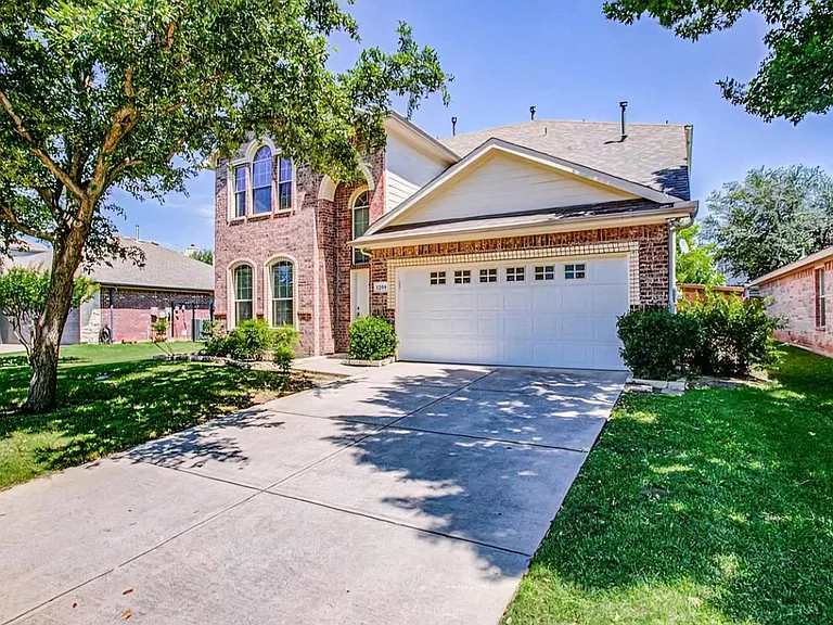 1208 Shamrock Dr — Photo 1