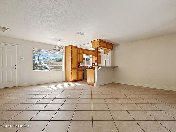 4th image of 305 W Arlington St