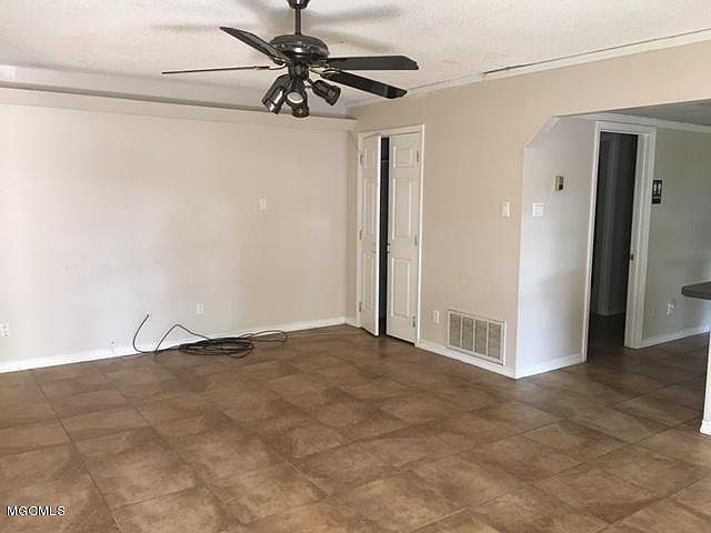 2nd image of 4262 Popps Ferry Rd #B