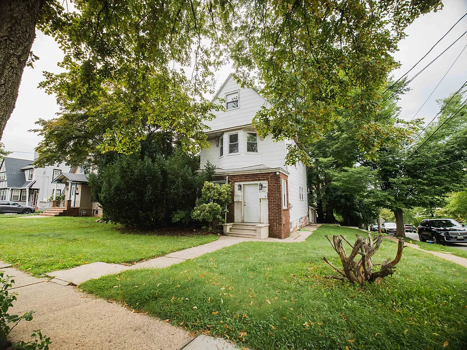 180 Larch Ave #2
