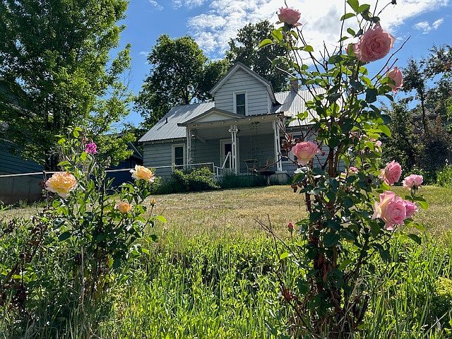 One of the best locations in town. Mountain views, bike lanes on Blake, sidewalks for strolling. Easy walk to grocery store, just blocks from parks, from downtown, from library, shops and restaurants.