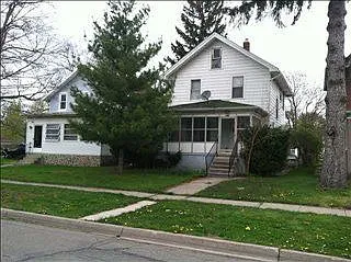 707 E 4th St photo 1
