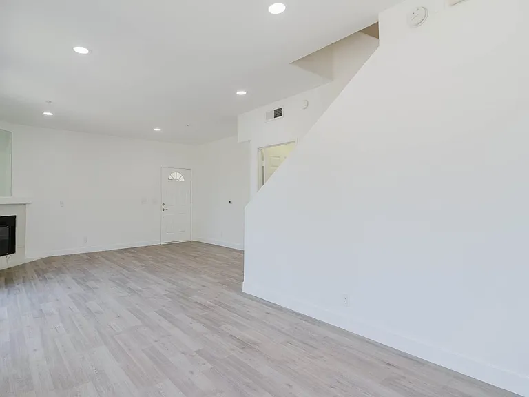 18347 Saticoy St #26 — Photo 9