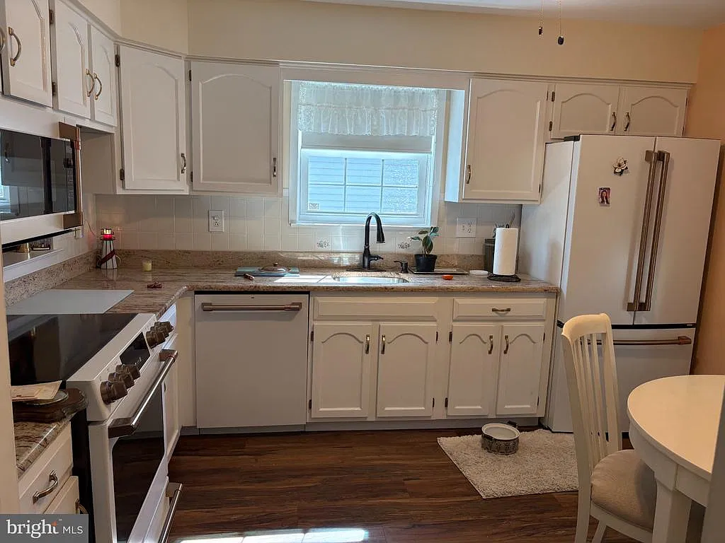 2 bed, 2.0 bath, 1274 sqft, $3,100 — Photo 2