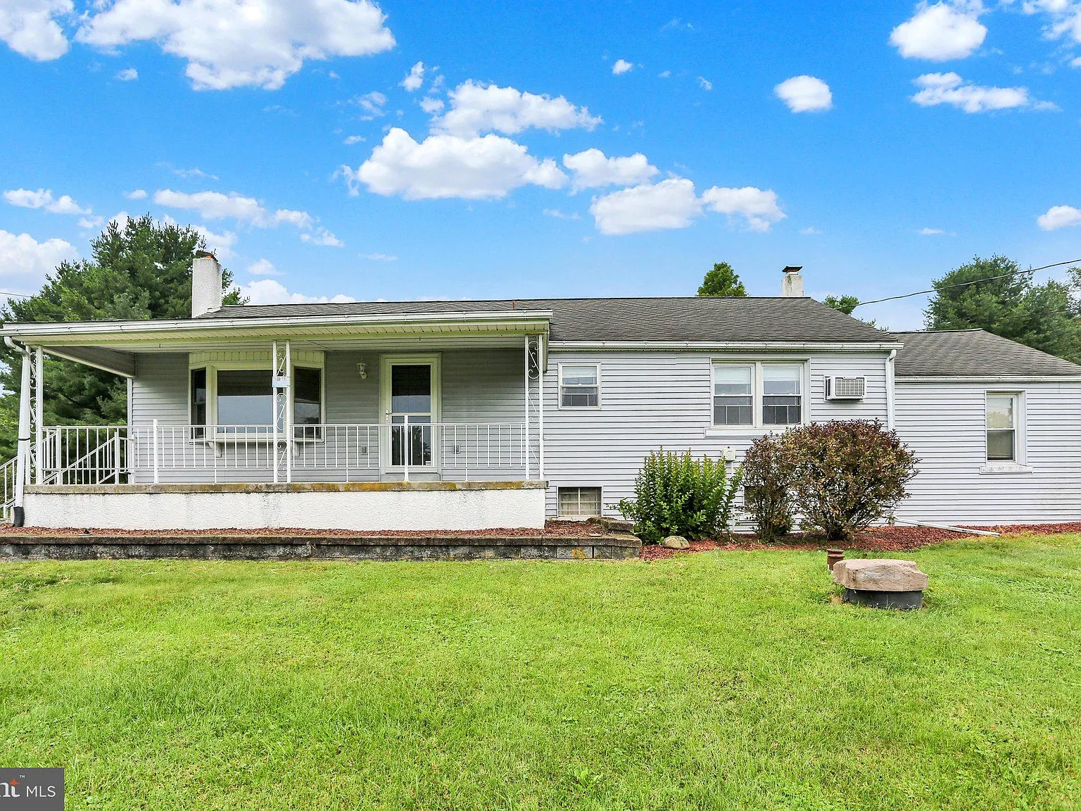 3 bed, 1.0 bath, 1056 sqft, $1,850 — Photo 1