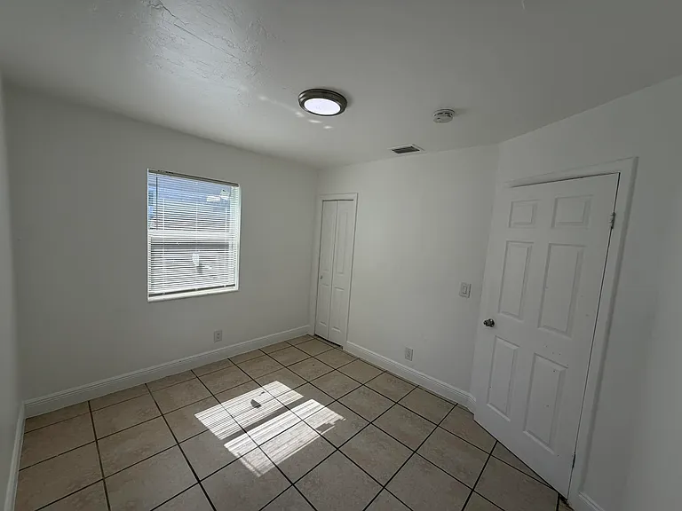 1021 Henrietta Ave — Photo 2