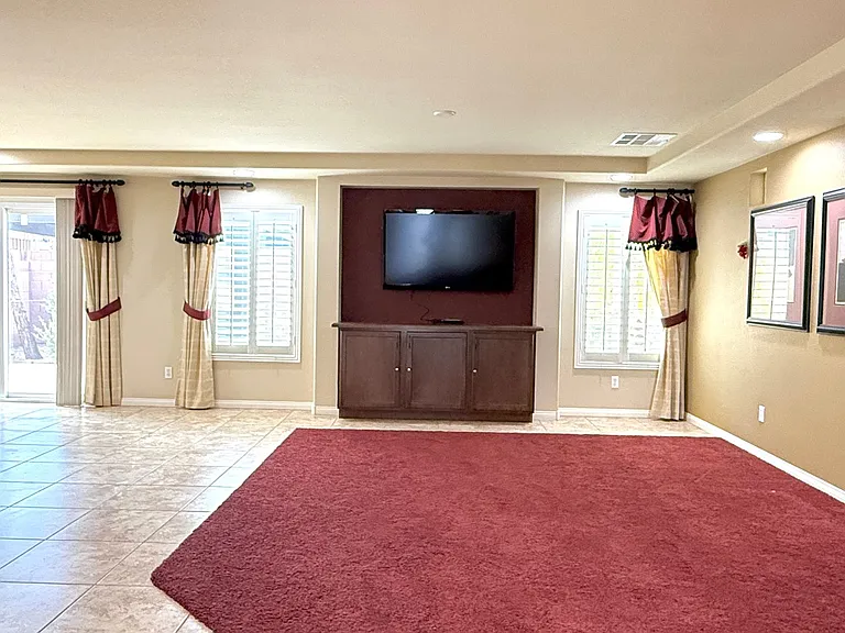 6825 Philharmonic Ave — Photo 9