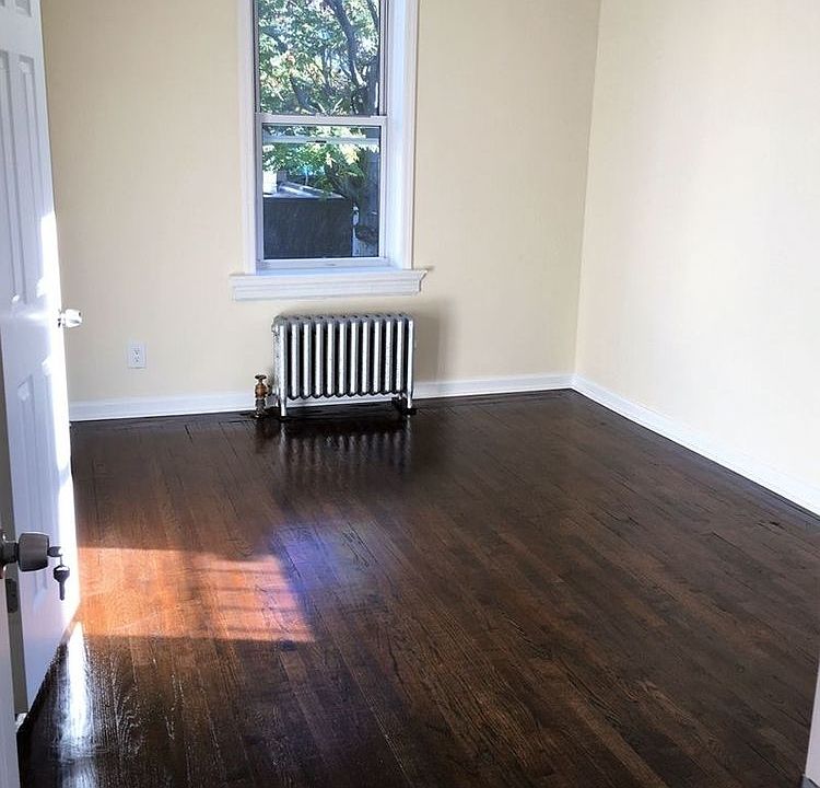 2nd image of 2305 29th St APT 4F