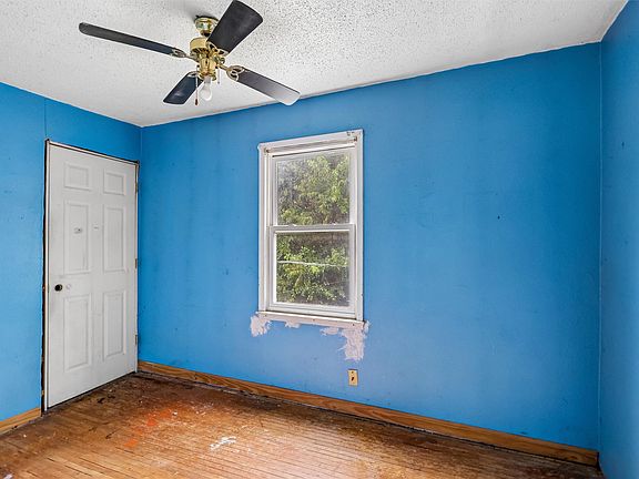 15th image of 2814 E Walnut St