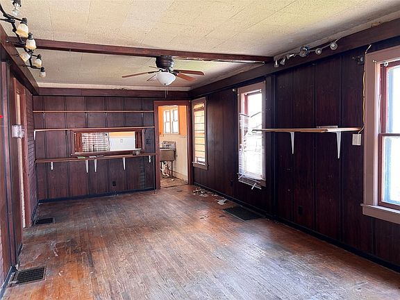 4th image of 124 Conklin Ave