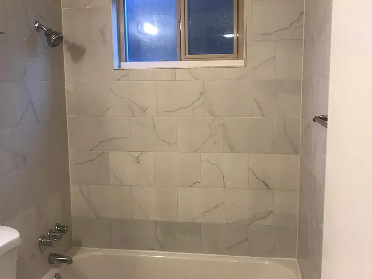 Full Size tub/shower
