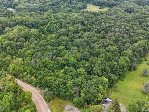 3377 W Predmore Rd, Oakland, MI 48363