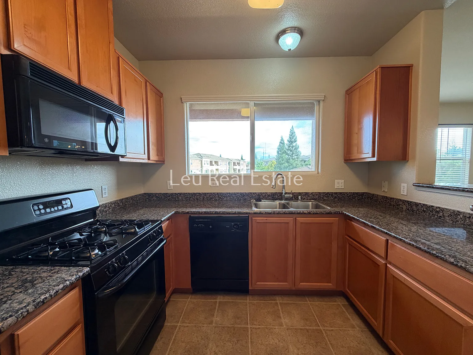 2 bed, 1013 sqft, $2,300 — Photo 3