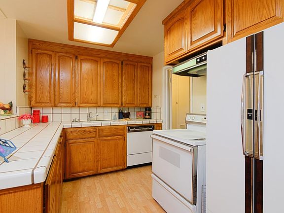4th image of 2354 Kenwood Ave