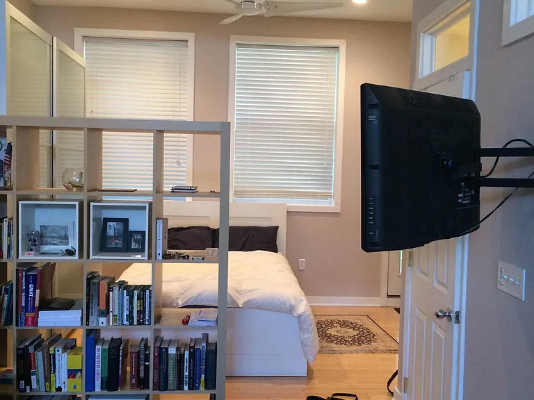 1516 Catharine St #4 — Photo 3