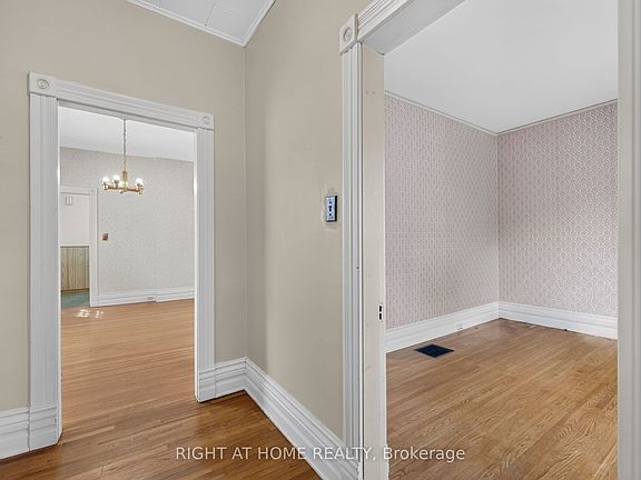 5th image of 937 Colborne St