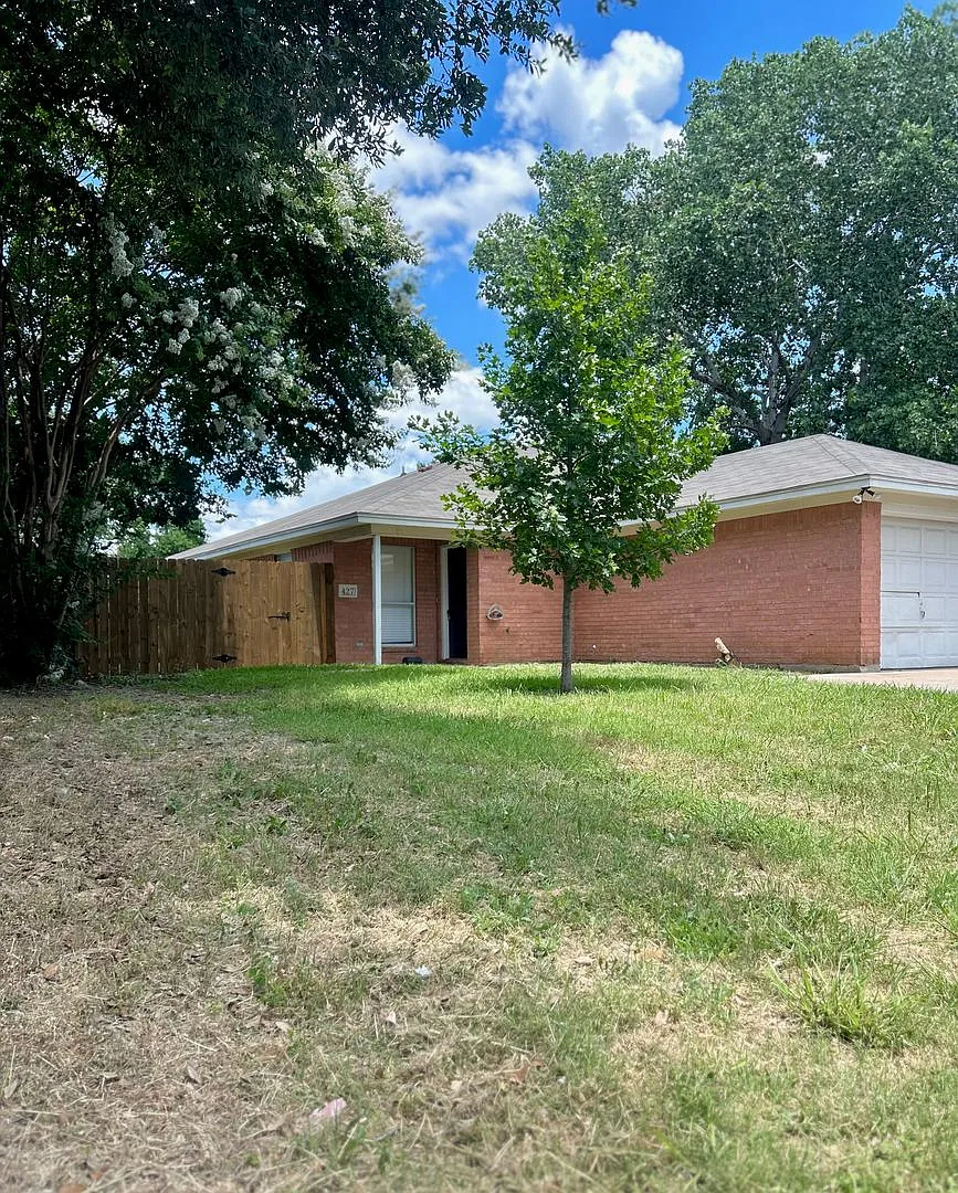 Spacious 3/2/1 Duplex — Photo 1