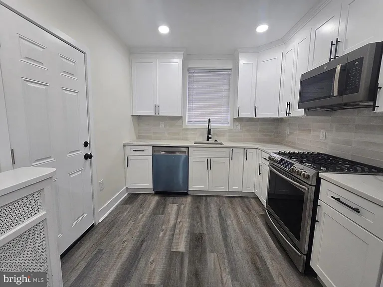 962 Carver St — Photo 10