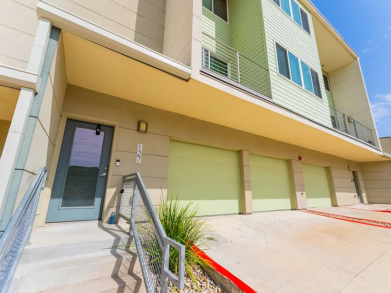 604 N Bluff Dr #127 — Photo 3