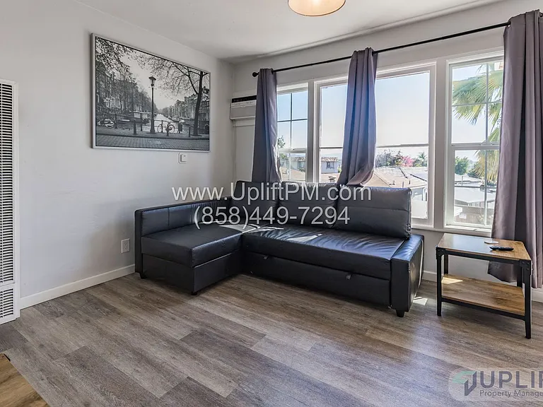 4831 Castle Ave — Photo 6