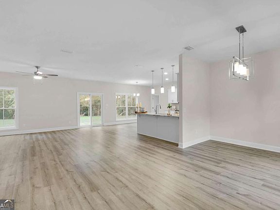 4th image of 124 Creekwood Cir