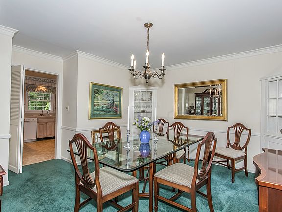5th image of 8 Wainscott Ln