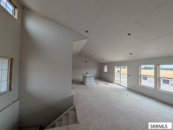 5th image of 671 Glacier Ave