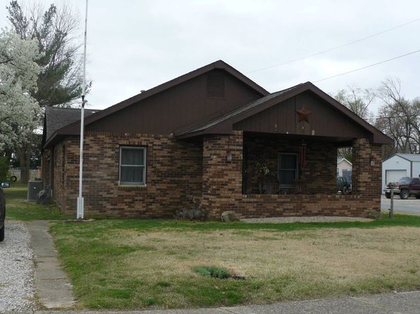 921 Saint John St, Saint Francisville, IL 62460