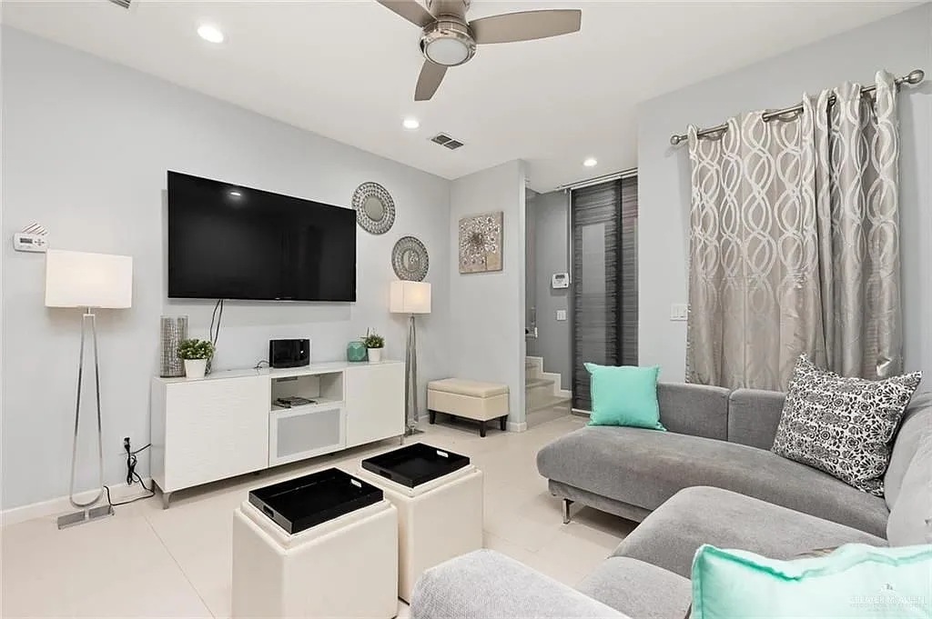 1 bed, 1.5 bath, 971 sqft, $975 — Photo 4