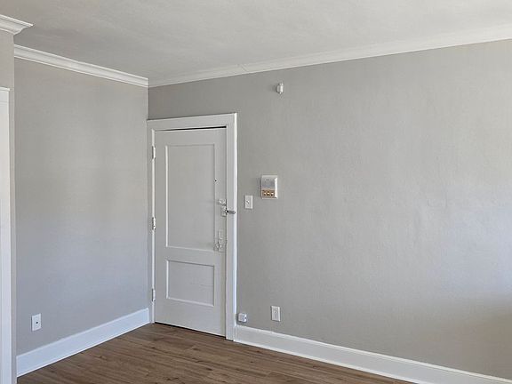 3rd image of 1521 N Franklin Pl APT 101