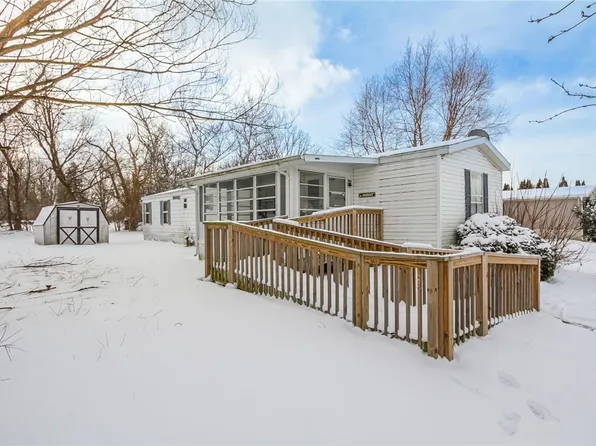 405 Mountain Ash Dr, Canandaigua, NY 14424