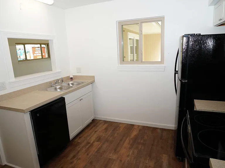142 Quarterdeck — Photo 7
