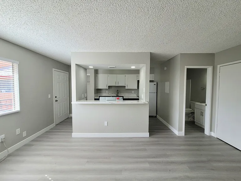 Cora Apartments — Photo 19