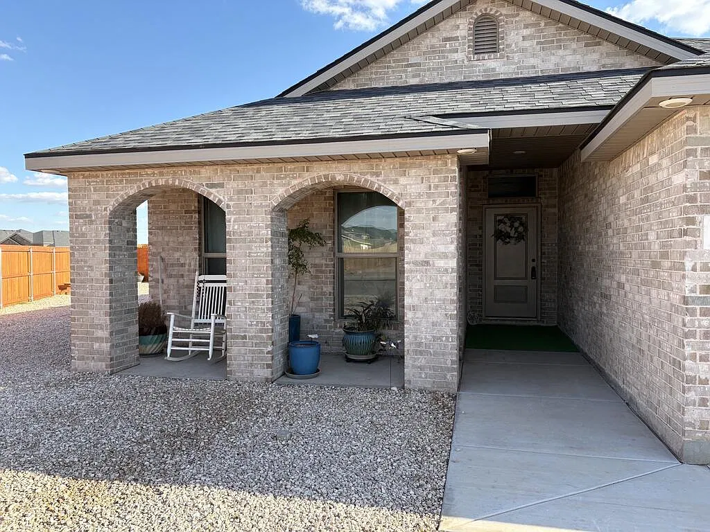 3 bed, 2.0 bath, 2000 sqft, $2,900 — Photo 2