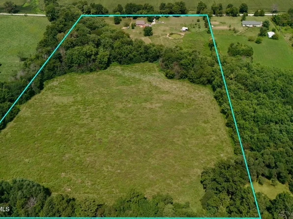 1850 E Trails End Rd, Sturgeon, MO 65284
