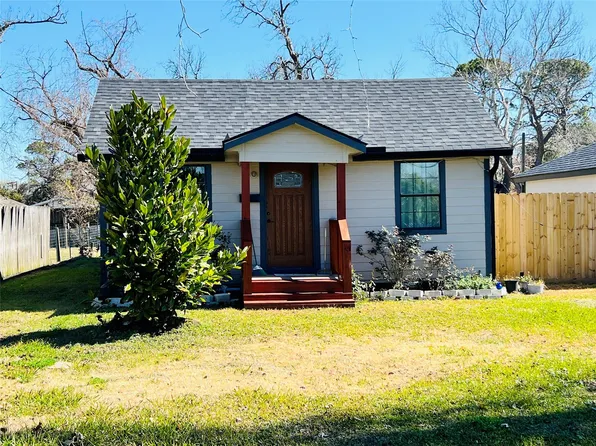 309 Aycock St, Clute, TX 77531