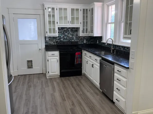 921 E Hillcrest Dr, Johnson City, TN 37604