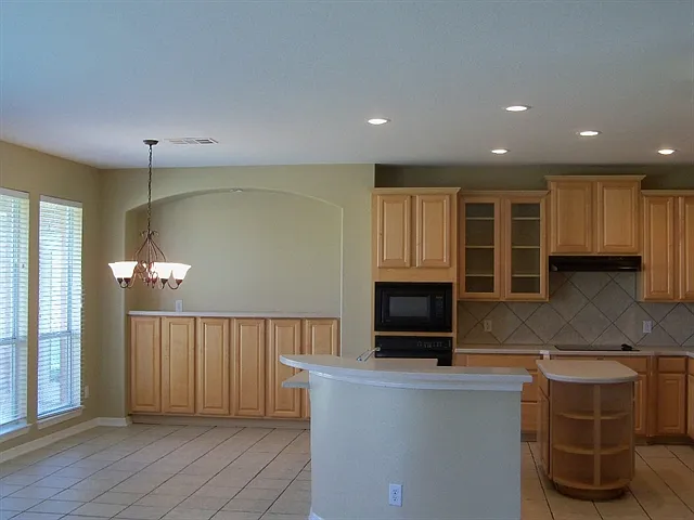 5 bed, 3.5 bath, 3872 sqft, $3,865 — Photo 4