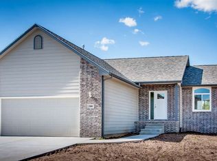 908 E Sandalwood Cir, Augusta, KS 67010