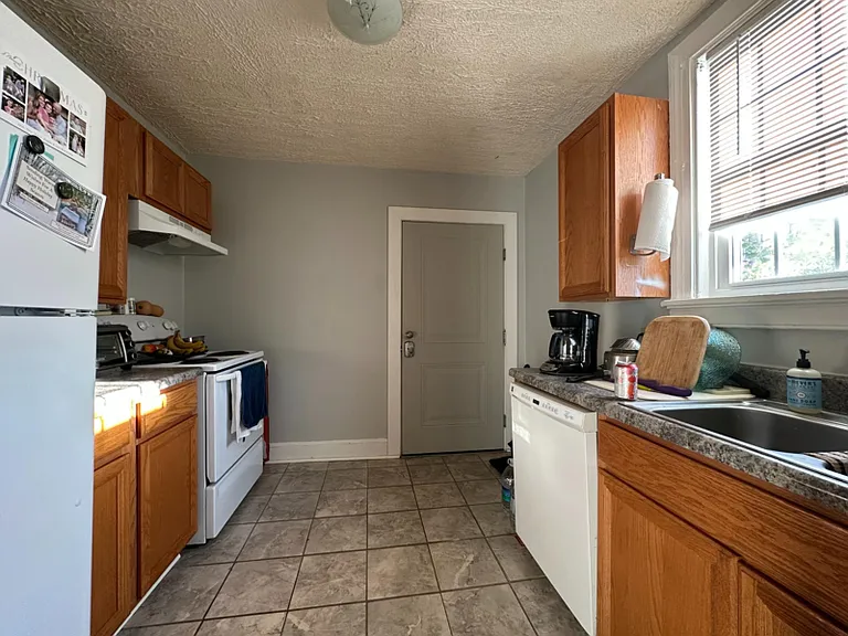 1320 Kenmore Ave #B — Photo 7