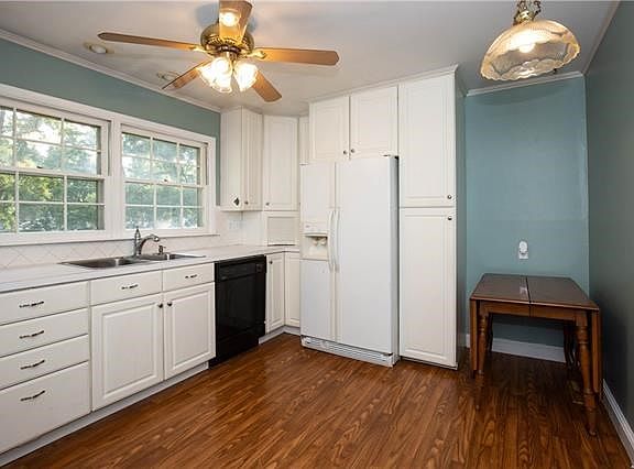 3rd image of 303 NE Forest Ave