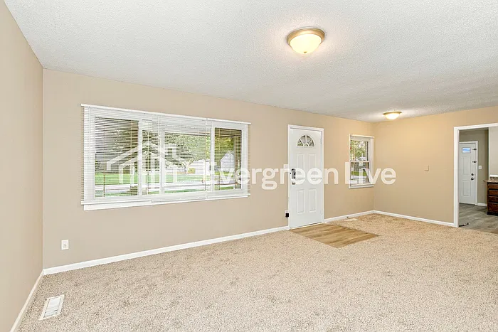 5 bed, 2.0 bath, 2861 sqft, $1,745 — Photo 3