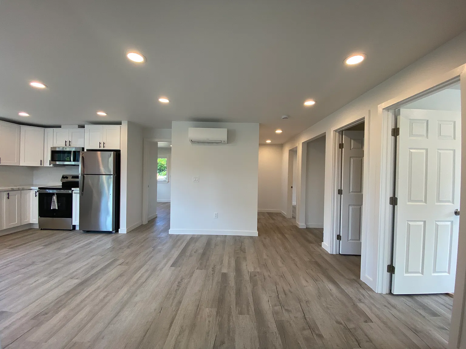 3 bed, 1054 sqft, $2,700 — Photo 3