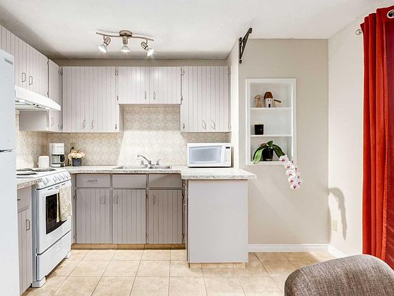 5th image of 6819 Centre St NW #10