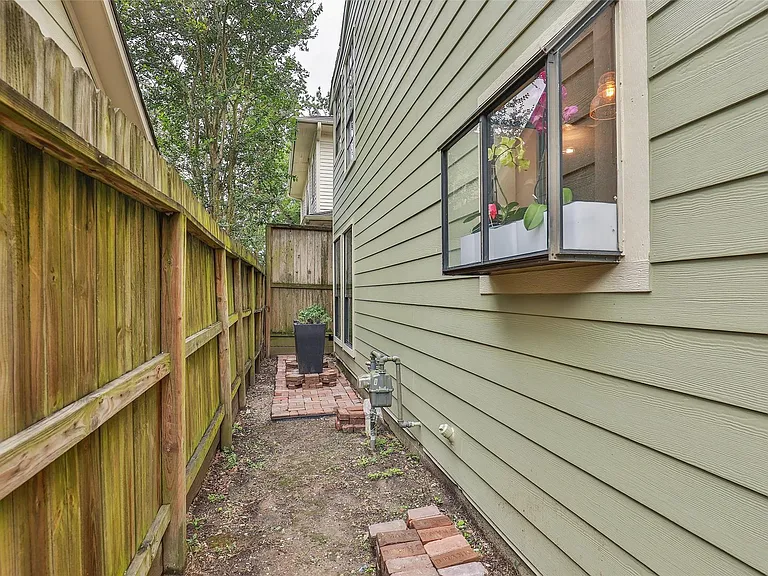 1611 Oakdale St — Photo 39