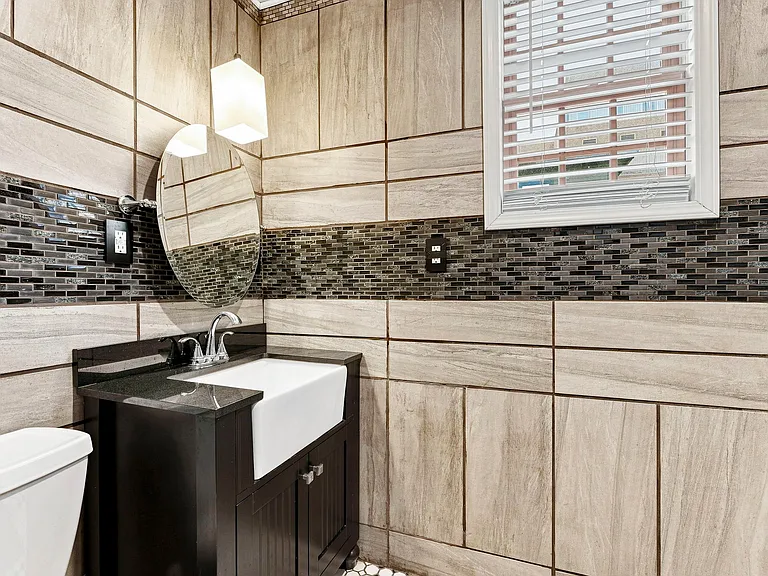 200 E 25th St #1 — Photo 12