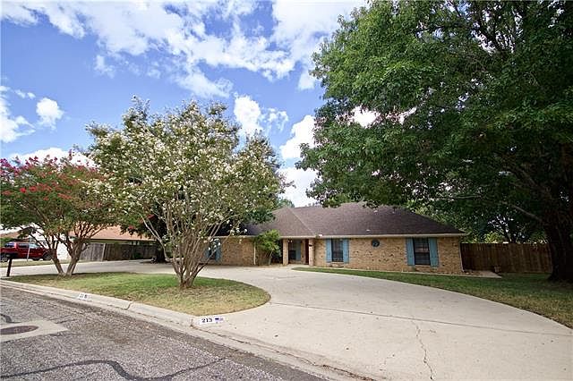 1st image of 213 Pin Oak Dr
