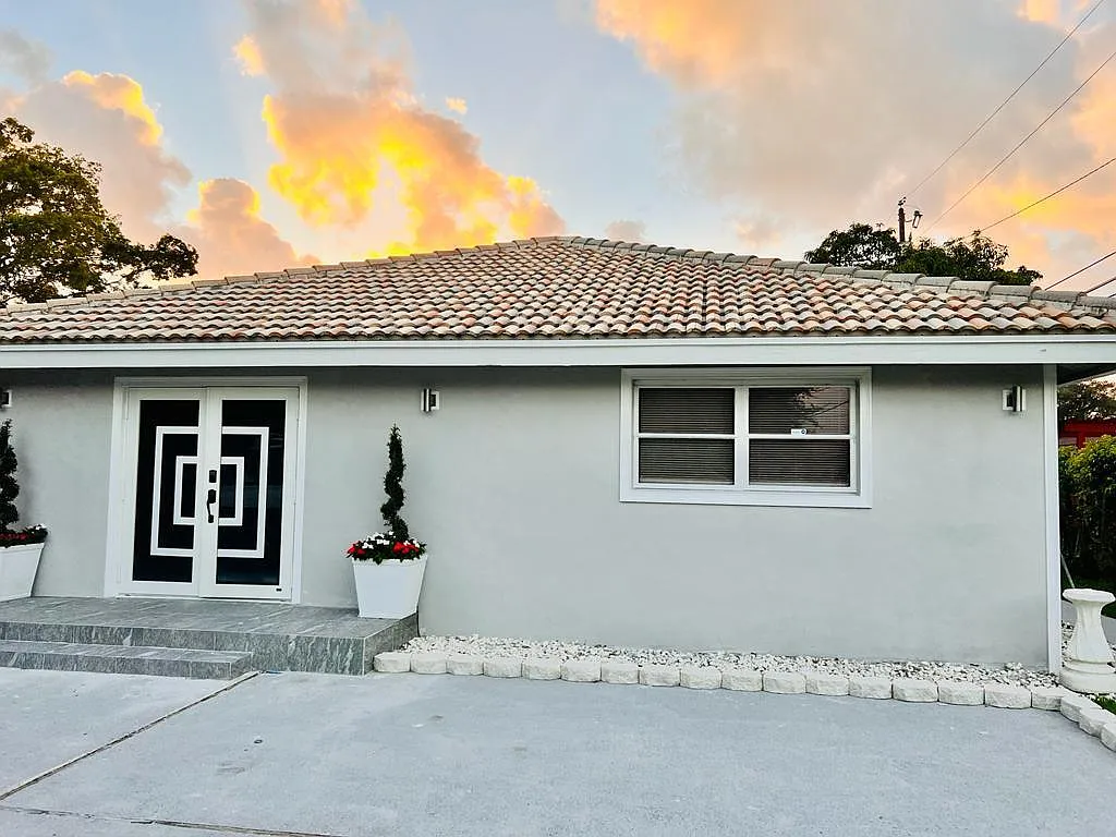 3 bed, 2.0 bath, 1300 sqft, $5,500 — Photo 1