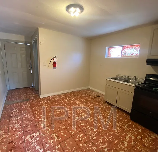 351 E Saint Charles St — Photo 1